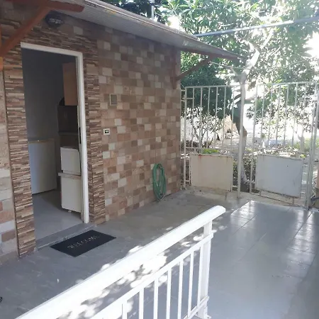 Vivian's Small House *