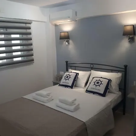 Vivian's Small House Apartment *